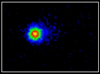 Gambar 3. Komet sebagai bintik terang (warna jingga-merah) berselimut kabut yang lebih redup (warna hijau dan biru) yang asimetrik, dalam hal ini adalah komet ISON yang akan melintas di dekat Bumi pada November 2013 mendatang. Penampakan bintik hitam serupa inilah yang dilihat Bonilla pada Agustus 1883. Sumber : Remanzacco Observatory, 2012. 