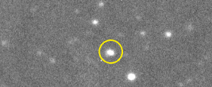 Gambar 1. Asteroid 2012 DA14 (dalam lingkaran kuning), diabadikan oleh teleskop reflektor Faulkes South (diameter 200 cm) pada 14 Februari 2013 pukul 18:06 WIB. Saat itu asteroid masih sangat redup, dengan tingkat terang (magnitudo semu) hanya +17. Sumber: Remanzacco Observatory, 2013.