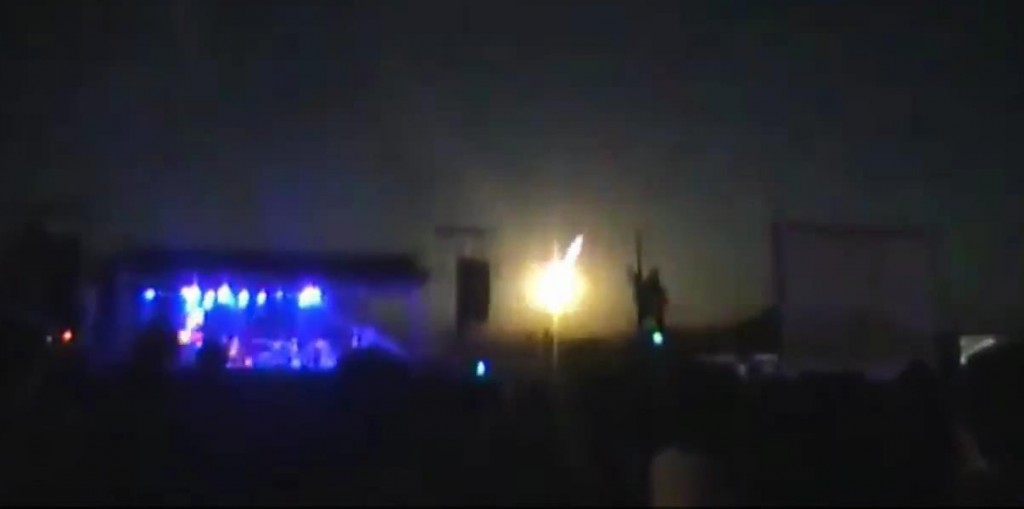 Kilatan cahaya dari fireball yang meledak habis di atas langit Santiago. Sumber : Kamera Amatir Santiago, 2013