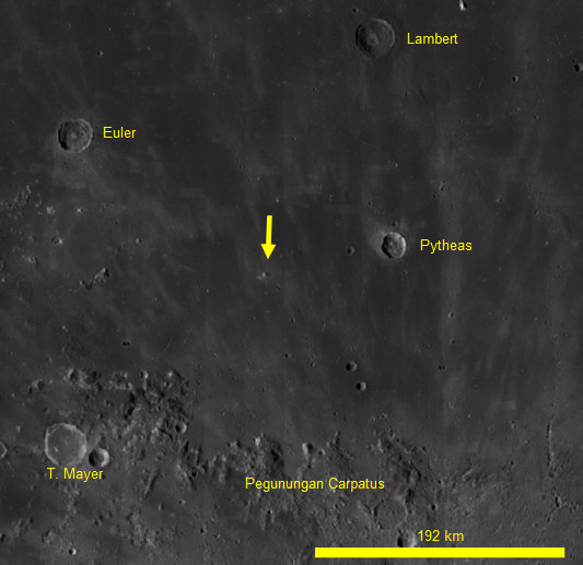 Gambar 3. Titik jatuhnya meteoroid 40 cm di Bulan dalam peristiwa 17 Maret 2013 silam (ditandai dengan anak panah kuning) dalam citra satelit LRO (Lunar Reconaissance Orbiter). Fitur topografis Bulan terdekat dengannya adalah kawah Pytheas (diameter 20 km). Panduan arah: atas = utara, kanan = timur. Sumber: NASA, 2014.