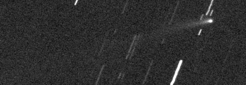 Gambar 2. Komet 209 P/LINEAR, sang induk hujan meteor Camelopardalids, diabadikan pada 17 Mei 2014 oleh Gianluca Masi. Saat itu komet cukup redup, hanya seterang Pluto, sehingga harus dilakukan pencitraan/pemotretan dengan eksposur 180 detik sebanyak 5 kali yang kemudian digabungkan menjadi satu melalui teknik stacking. Sumber: Virtual Telescope Project, 2014.