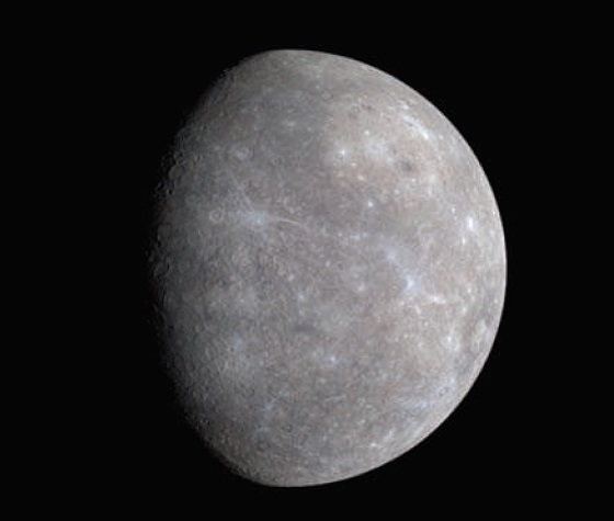 Gambar 3. Wajah Merkurius dilihat dari jarak lebih dekat ke planet tersebut, diabadikan oleh wahana antariksa takberawak MESSENGER saat melintas pada 14 Januari 2008 dalam perjalanannya untuk mengorbit planet itu. Sumber: NASA, 2008 dalam Morison, 2008.