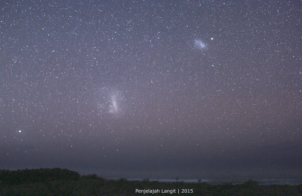 Large Magellanic Cloud (kiri) dan Small Magellanic Cloud (Kanan). Credit : Eko Hadi G, Penjelajah Langit.